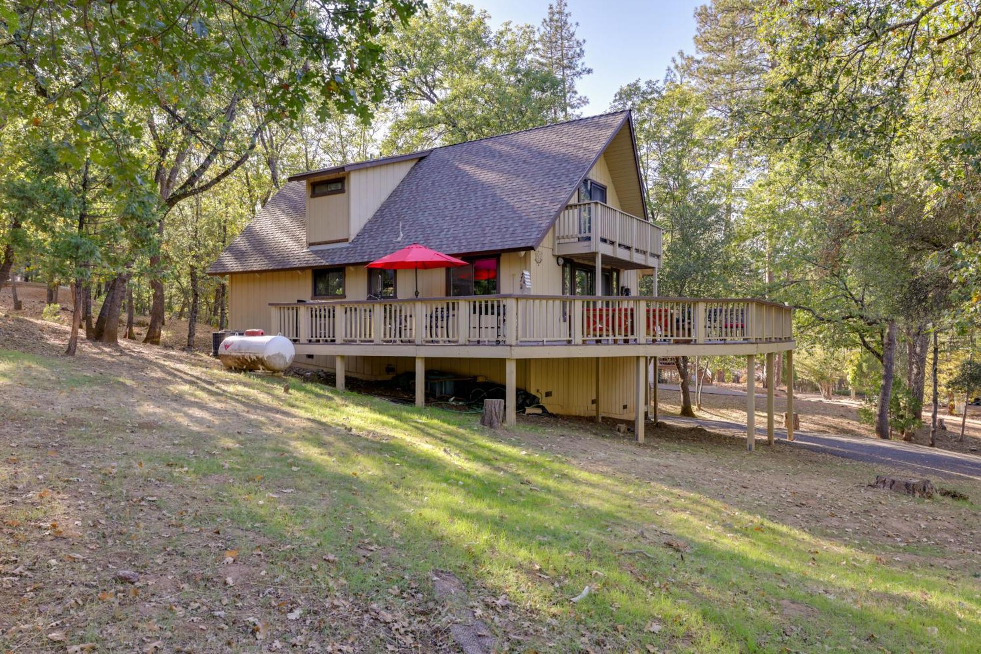 Spacious With Wraparound Deck! Casa de férias *