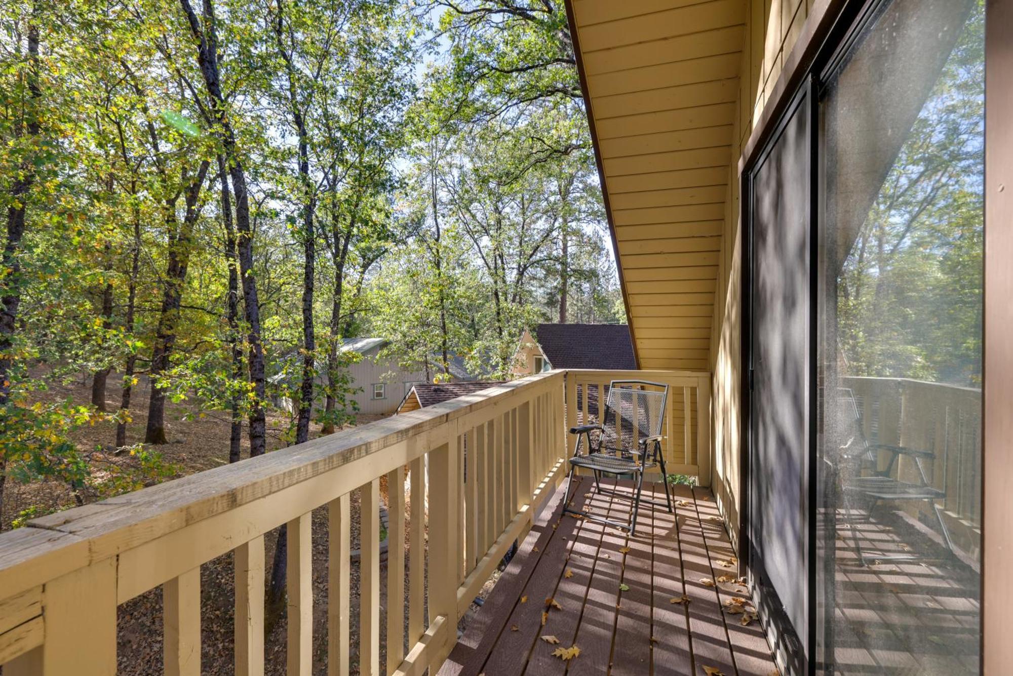 Spacious With Wraparound Deck! Casa de férias