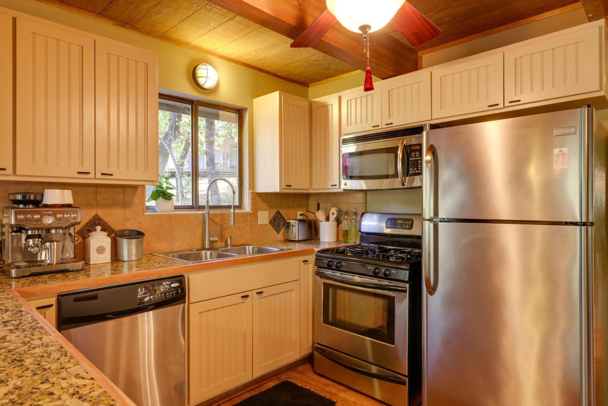 Spacious With Wraparound Deck! Casa de férias Groveland
