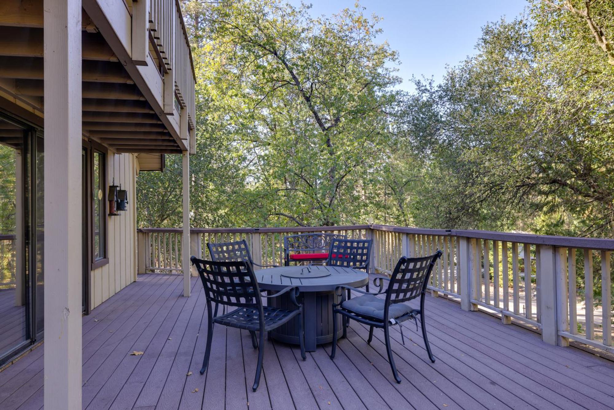 Spacious With Wraparound Deck! Groveland